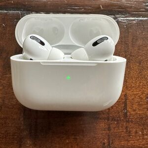 Apple AirPods Pro 1st Generation Excellent Preowned Condition